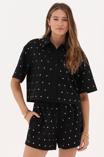 Chemise courte noire avec clous argentés