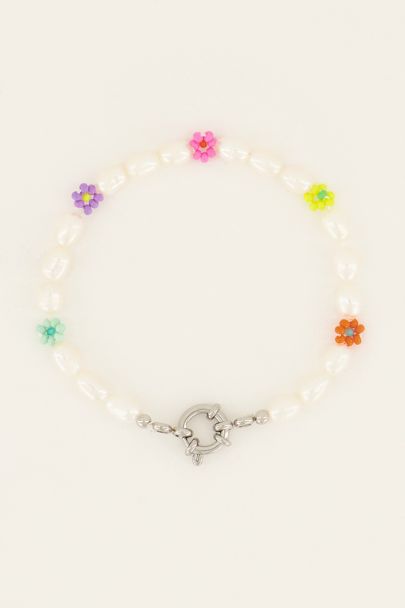 Souvenir armband met parels en bloemen