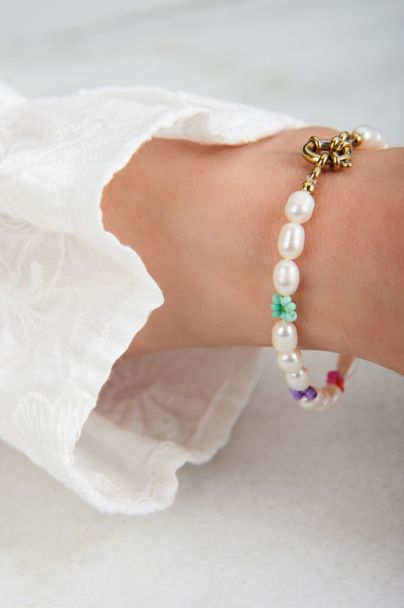 Souvenir pearl and flower bracelet