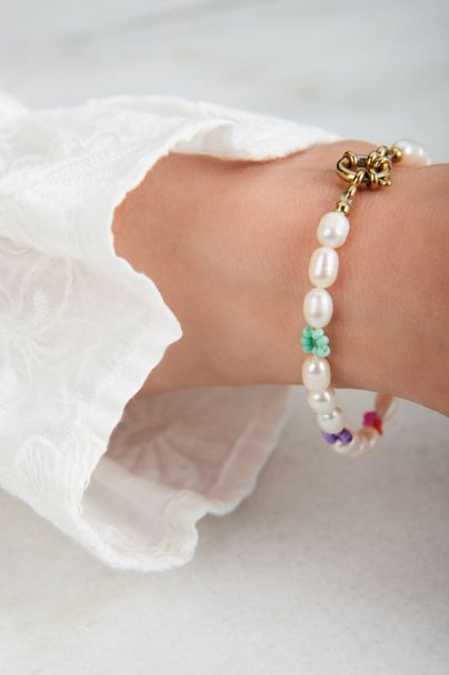 Souvenir armband met parels en bloemen