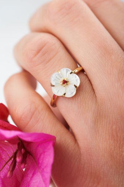 Souvenir ring met hibiscus bloem