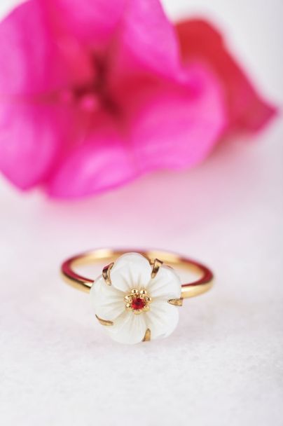 Souvenir ring met hibiscus bloem