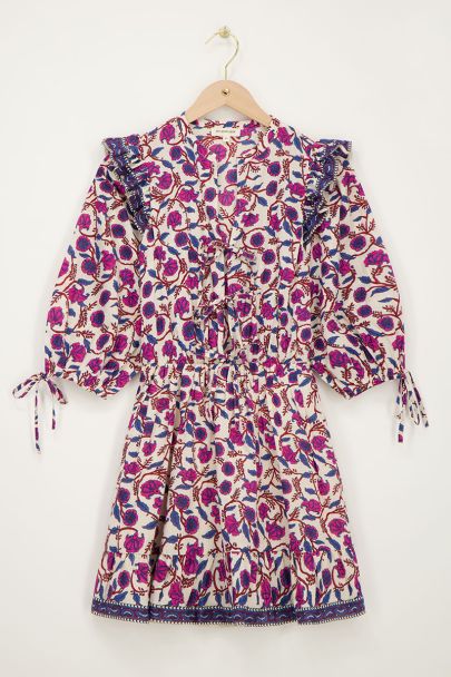 Weißes Kleid mit Blumenmuster und Rüschen