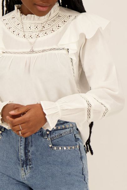 Witte ruffle blouse met kanten bandjes