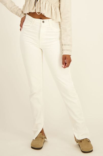 Weiße Jeans mit Schlitz