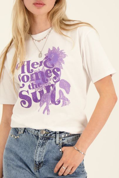 Wit T-shirt here comes the sun paars
