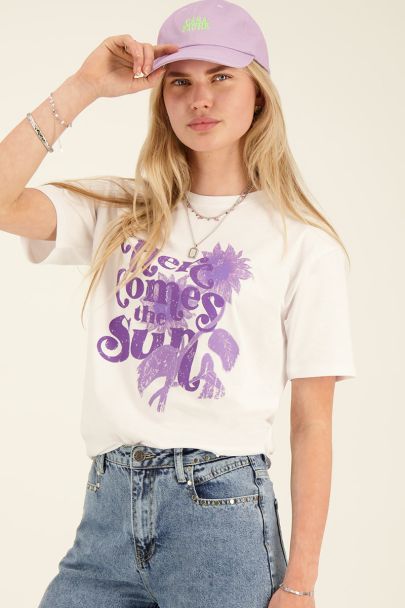 Wit T-shirt here comes the sun paars