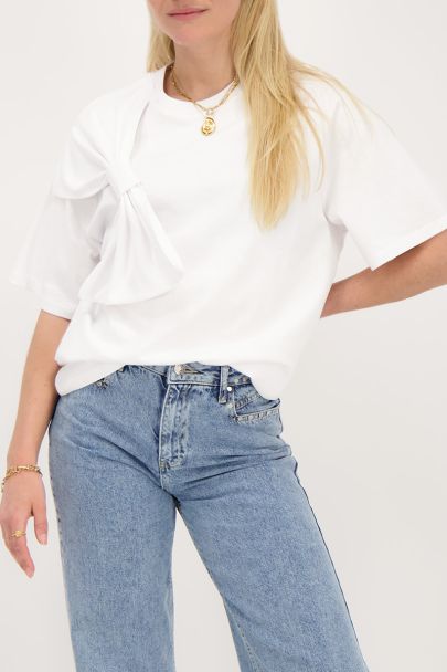 White t-shirt with bow