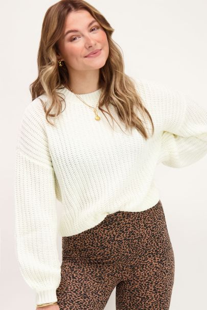 Weißer Strickpullover
