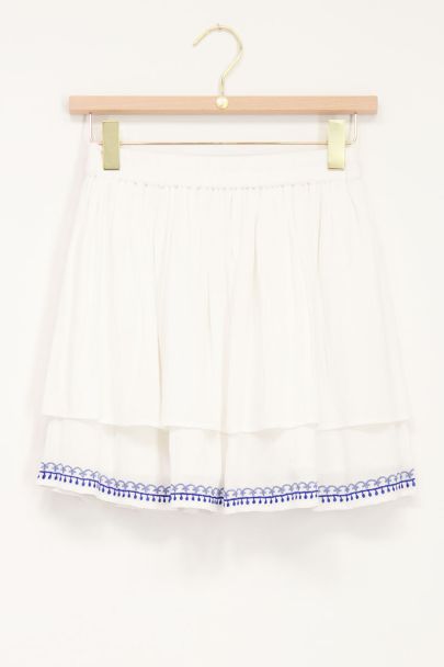 Witte rok met blauwe embroidery rand