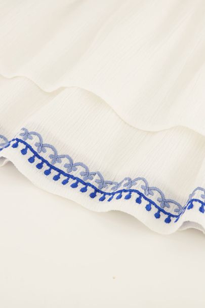 Witte rok met blauwe embroidery rand