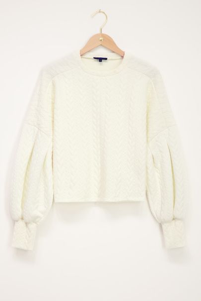 Weißer Pullover mit Zopfmuster