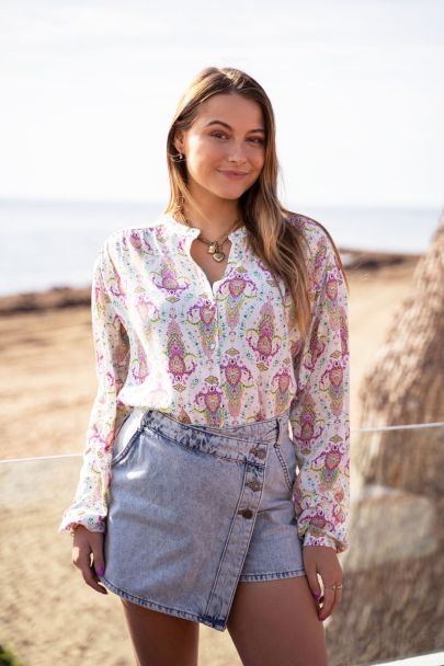 Weiße Bluse mit buntem Boho-Print