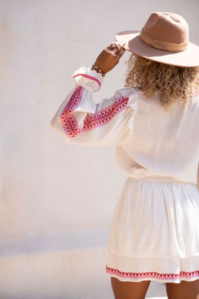 Witte blouse met gekleurde embroidery
