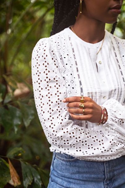 Witte katoenen blouse met crochet & bolletjes