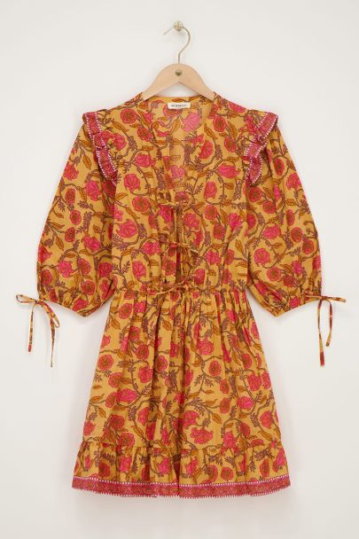 Gelbes Kleid mit Blumendruck und Rüschen