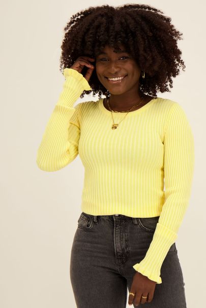 Pull jaune rayé avec manches à froufrous