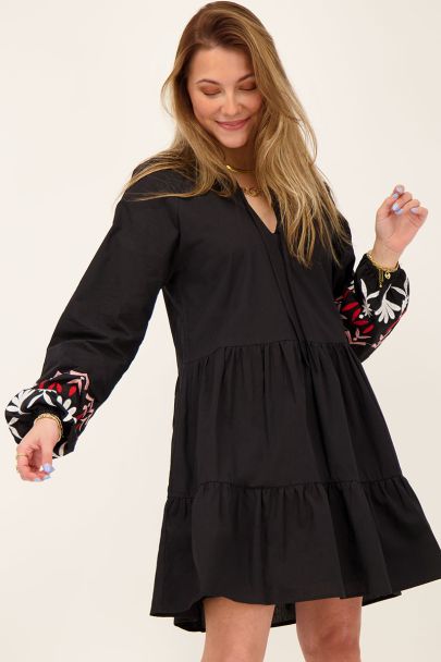 Robe noire avec broderie 