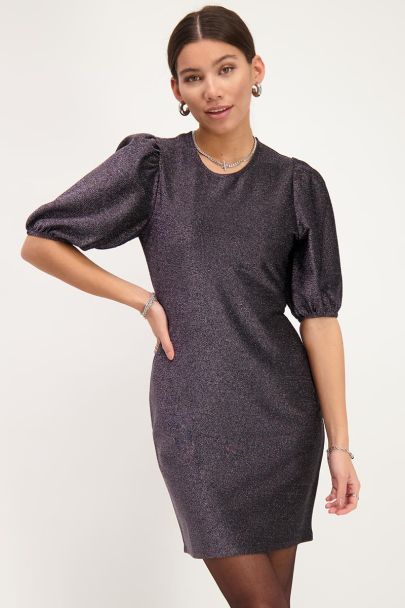 Robe noire en maille brillante avec manches bouffantes