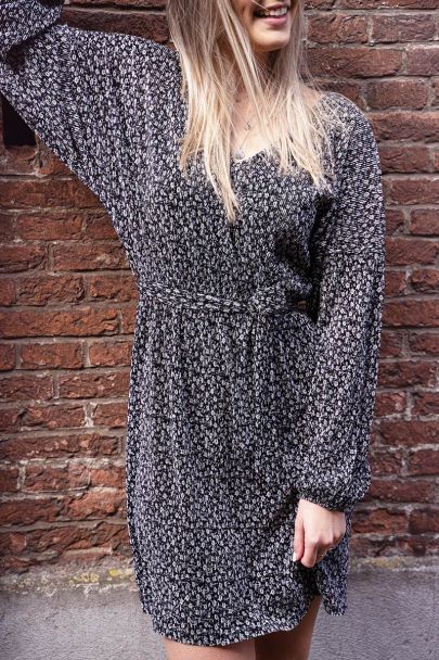 Zwarte jurk met print & plissé 