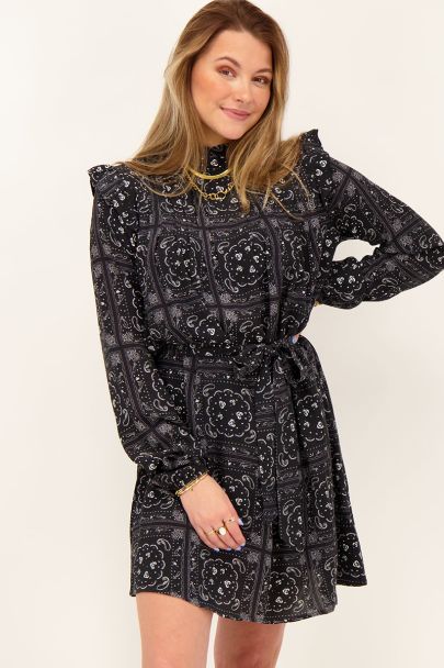 Zwarte jurk met witte bandana print