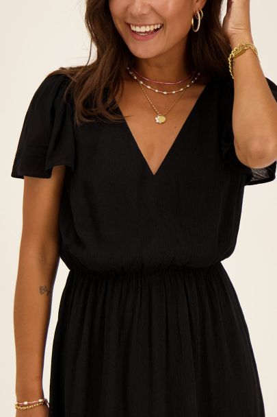 Robe courte noire avec encolure en v