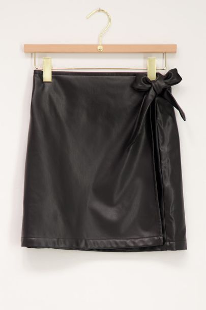 Zwarte leatherlook rok met knoop