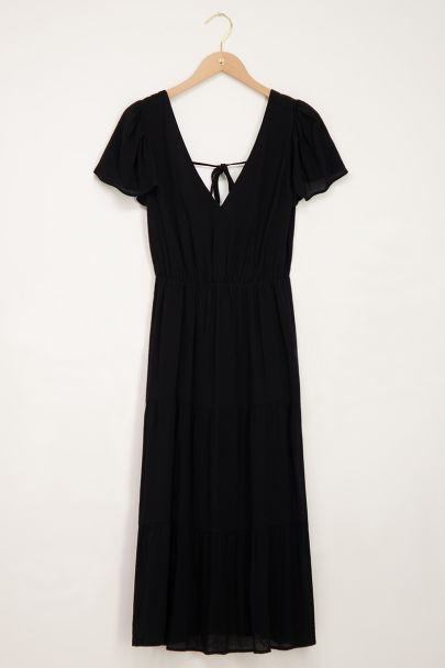 Robe noire midi avec col en V profond