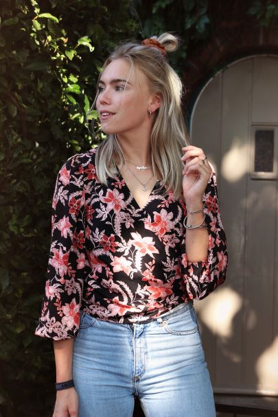 Zwarte wikkelblouse met bloemenprint