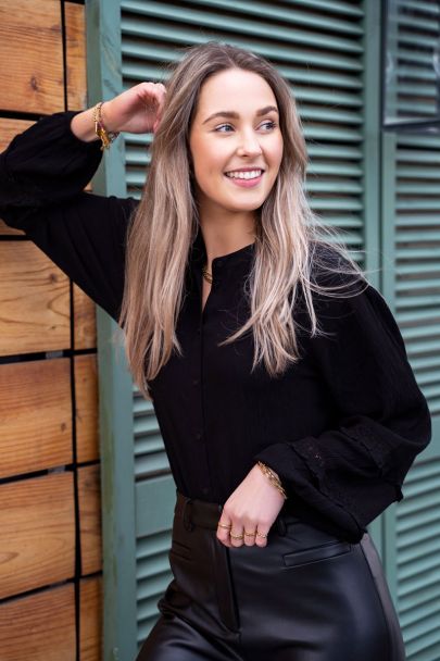 Zwarte blouse met kanten bandjes