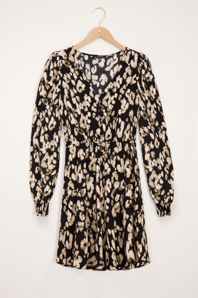 Schwarzes Kleid mit braunem Leopardenmuster