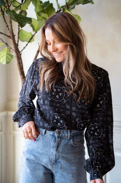 Zwarte top met witte bandana print