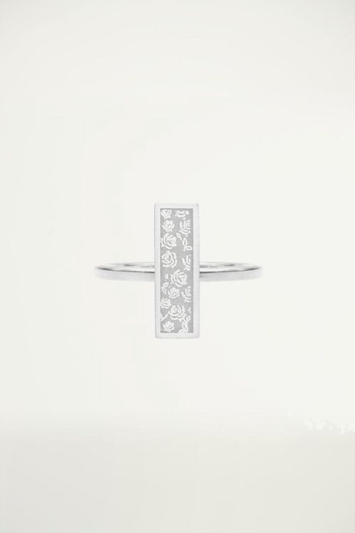 Minimalistisch ringetje met bar plaatje en roosjes, Vintage sieraden
