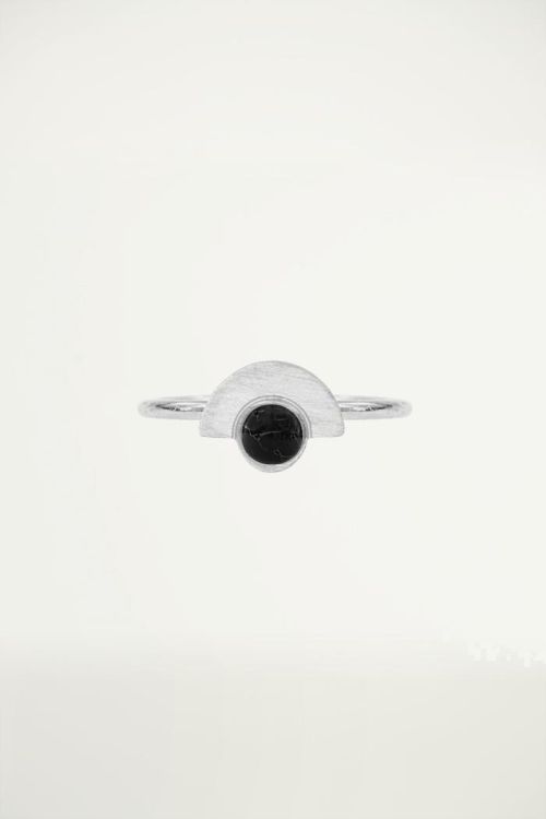 Ring Plaat Steen Zwart, Ringen