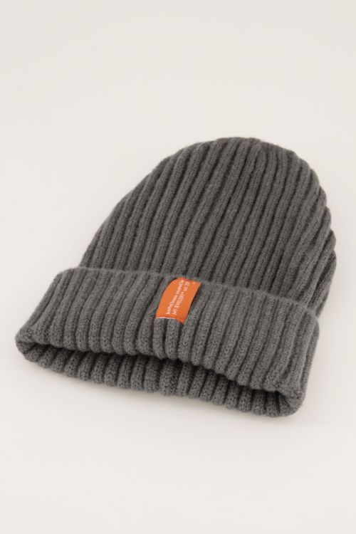 Graue Mütze aus Rippstrick