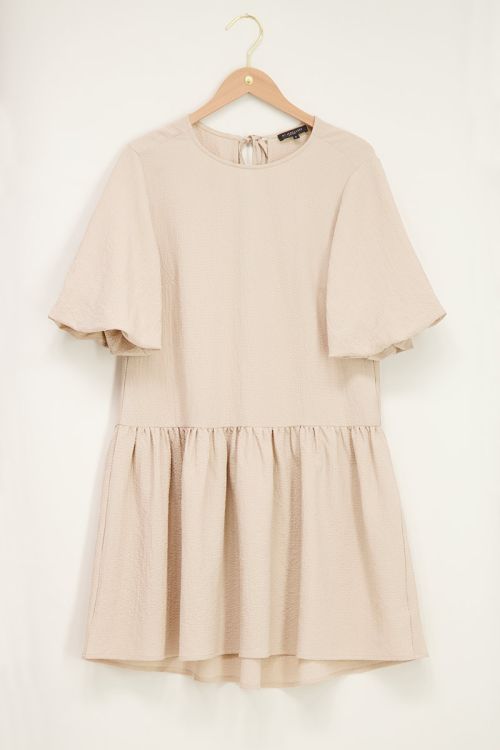 Beige jurk met pofmouw en structuur