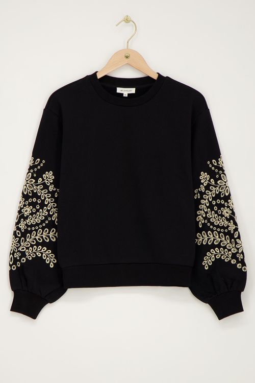 Schwarzer Pullover mit Crochet-Ärmeln