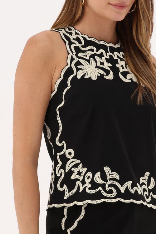 Zwarte top met witte embroidery