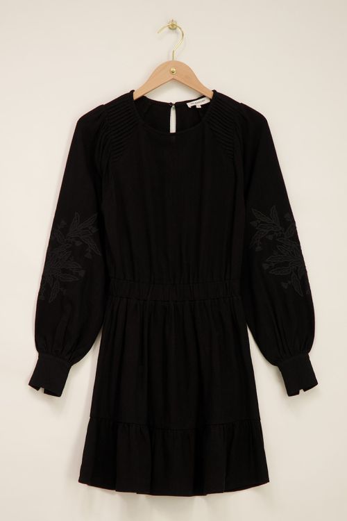 Schwarzes Kleid mit bestickten Ärmeln