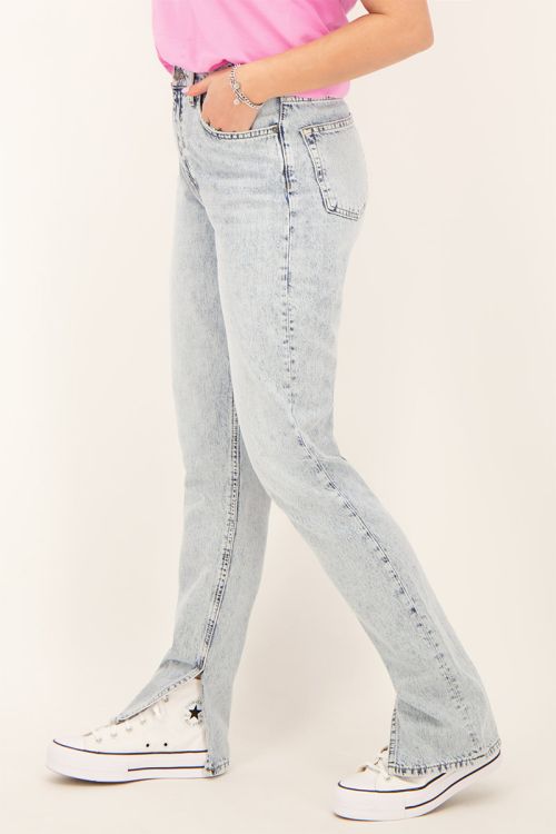 De jeanstrend van najaar 2021: de spijkerbroek met split