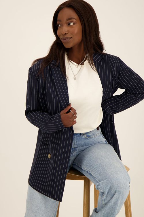 Blauwe blazer met witte krijtstreep | My Jewellery