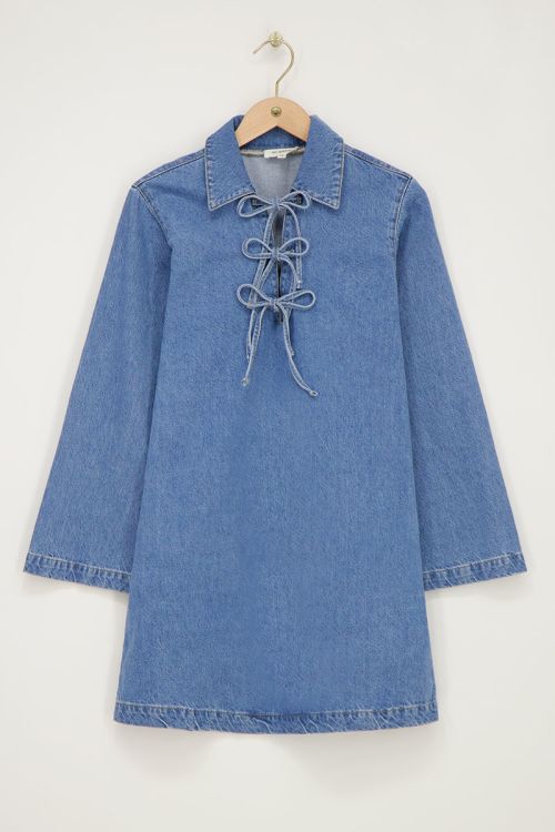Blaues Denimkleid mit ausgestellten Ärmeln und Schleifen