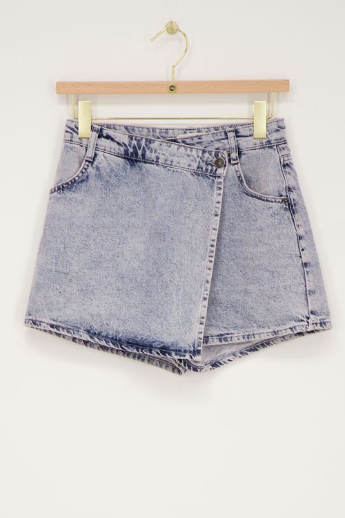 Blauer Denim-Hosenrock mit Überlappung, Knöpfen und pinkem Schimmer