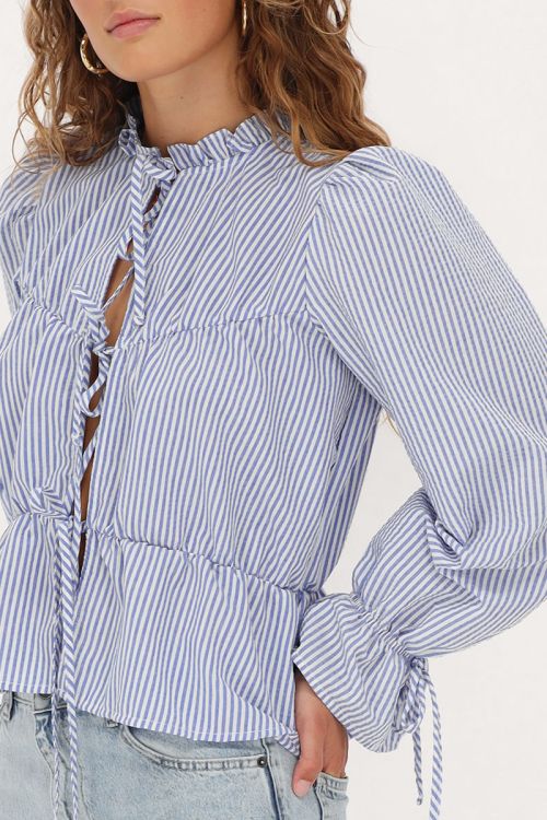Blau-weiß gestreifte Bluse mit Schleifen und Rüschen