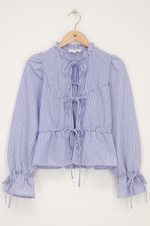 Blau-weiß gestreifte Bluse mit Schleifen und Rüschen