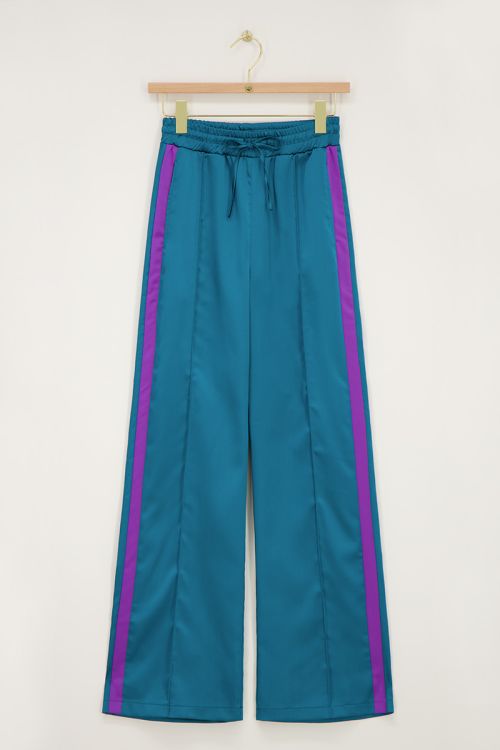 Grüne Satinhose mit weitem Bein und lila Band 