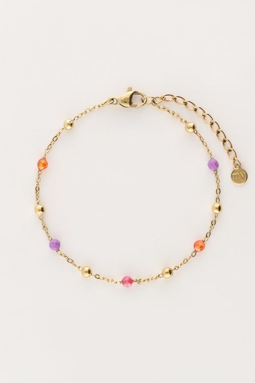 Armband mit pinken und lilafarbenen Perlen