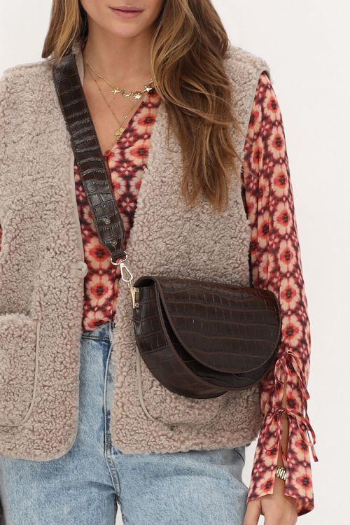 Bruine half moon crossbody tas met croco print