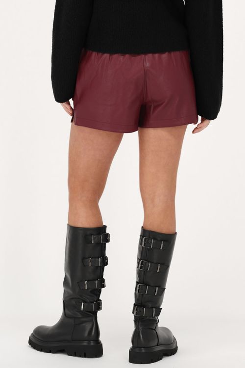 Burgundy leather-look shorts with elastic band | My Jewellery