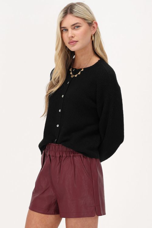 Burgundy leather-look shorts with elastic band | My Jewellery